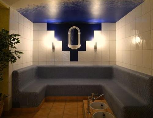 Mainhardt晓晨酒店的浴室配有带水槽和灯的浴缸。