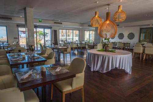 圣皮埃尔乐巴坦特德拉梅什酒店的餐厅内带桌椅的用餐室