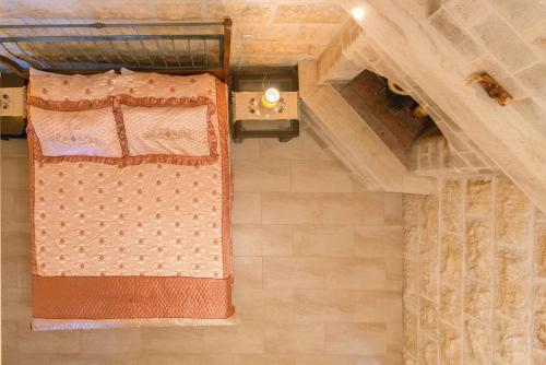 塞奥洛戈斯Theologos Traditional House的享有高空美景,设有两张床