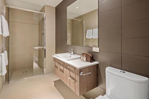 珀斯奎斯特蒙兹贝罗德公寓的浴室配有卫生间、盥洗盆和淋浴。