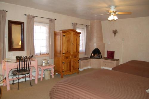 陶斯拉方达陶斯酒店的一间卧室设有一张床和一个壁炉。