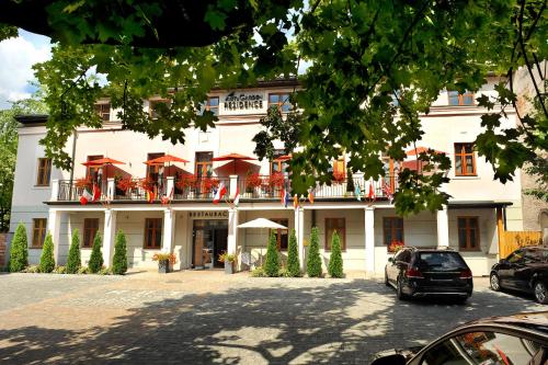 克拉科夫艺术花园住宅酒店的前面有红伞的白色大建筑
