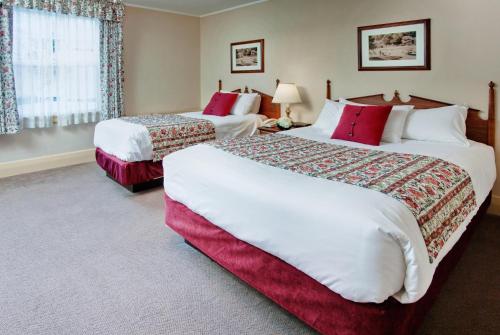 哈里森温泉哈里森温泉度假村的酒店客房设有两张床和窗户。