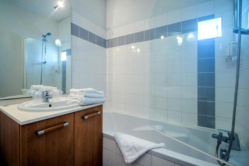 圣纳泽尔曾图德酒店 - 海洋港口公寓的一间带水槽、浴缸和淋浴的浴室