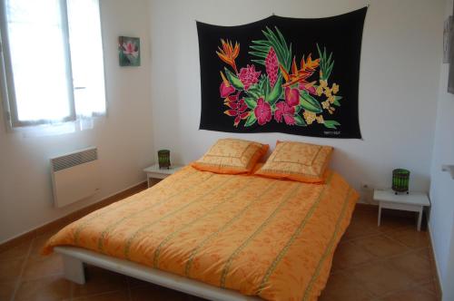 帕特里莫尼奥Villa Aghjanella的一间卧室配有一张带橙色棉被的床