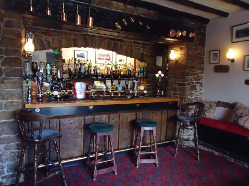 West BurtonThe Street Head Inn的酒吧里有两个凳子的酒吧