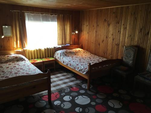 瓦尔加Tolli Hostel & Holiday House的一间小卧室,配有两张床和窗户