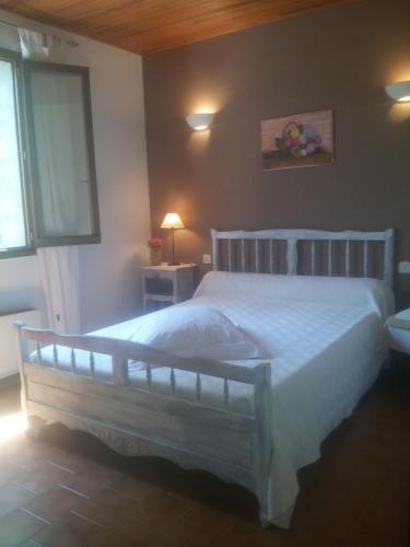 帕特里莫尼奥casa di Rosa的卧室配有白色的床和窗户。