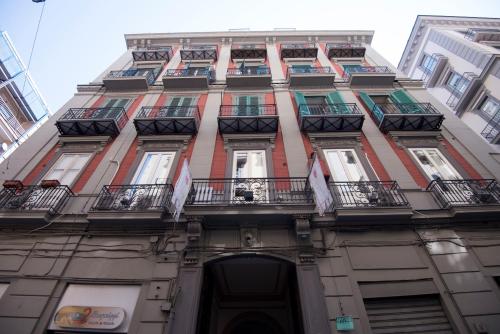 那不勒斯斯可丽齐酒店的一座高大的建筑,上面设有阳台和旗帜
