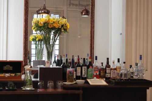 圣地亚哥玛迪尔达斯精品酒店的一间酒吧,提供葡萄酒和花瓶