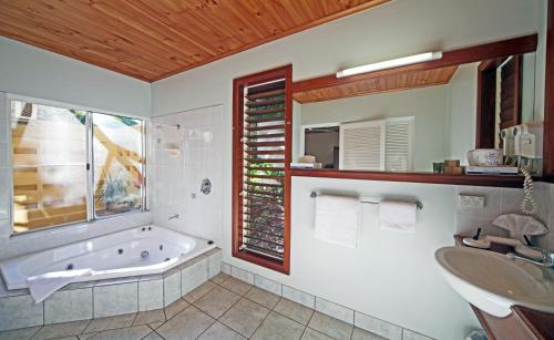 云加布拉伊甸之家度假村的带浴缸和盥洗盆的浴室