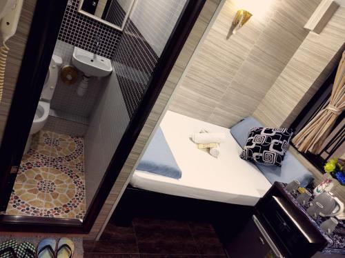 香港City HK Guest House Block E的小房间设有床和卫生间