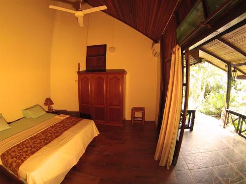 Lumbalumba Resort - Manado客房内的一张或多张床位