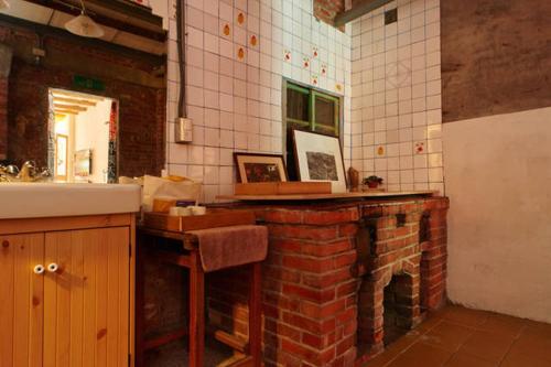 平溪红裡子的厨房配有砖砌柜台和水槽