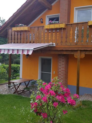 布罗特罗德拉德威戈度假屋的带阳台和粉红色鲜花的房子