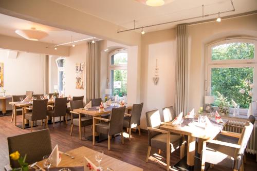 NeuenradeHotel Zur-Borke的用餐室设有桌椅和窗户。
