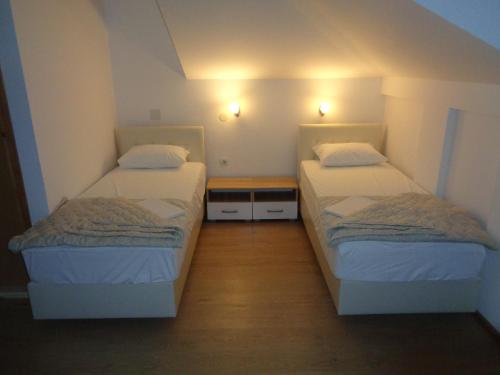 赫尔采格诺维Villa Boka Sunrise Apartments的一间设有两张床铺的灯光客房