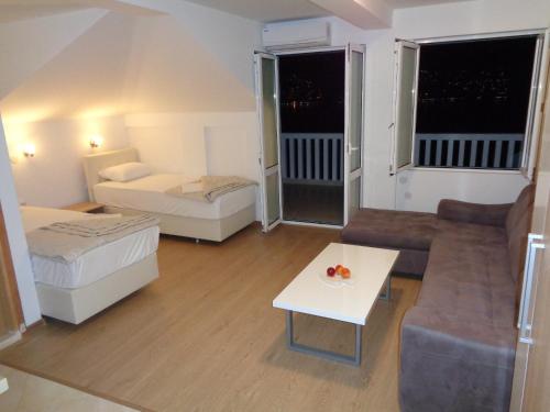 赫尔采格诺维Villa Boka Sunrise Apartments的一个小客厅,配有一张床和一张沙发