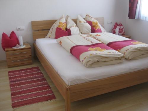 阿尔卑巴赫Apartment Galtenberg的一间卧室配有一张带枕头的大型木制床。