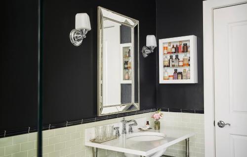 新奥尔良庞恰特雷恩湖圣查尔斯大街酒店的一间带水槽和镜子的浴室