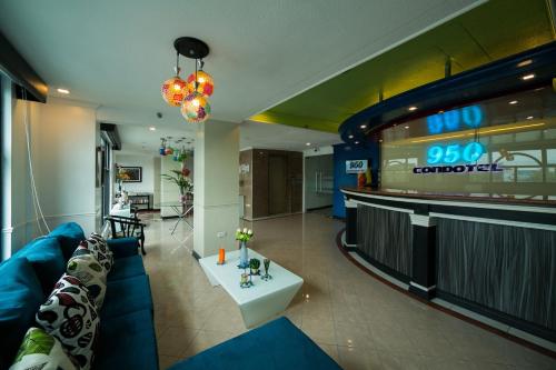 安吉利斯950公寓的客厅设有蓝色的沙发和酒吧。