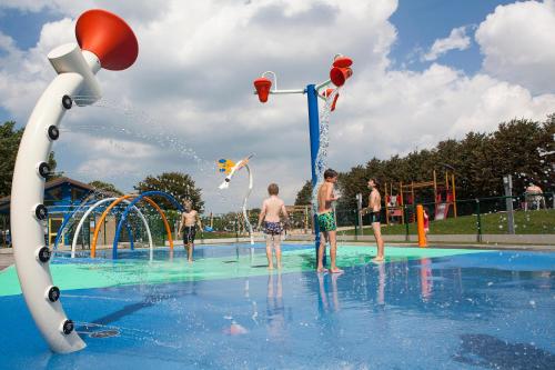 米德尔克尔克卡斯特公园斯特朗韦斯滕德酒店的一群人在水上公园玩耍