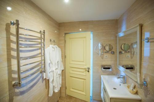 阿德勒Hotel El Paraiso的一间带水槽和淋浴的浴室以及一扇门