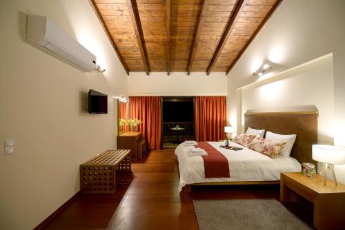 卡塔科隆Althea Apartments的一间卧室设有一张带木制天花板的大床