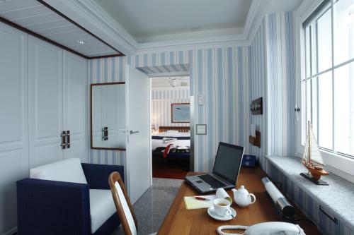 Holiday Hotel YACHTSPORT RESORT Lago Maggiore的休息区
