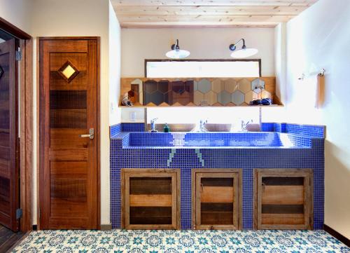 大阪帕酷斯旅舍的浴室设有蓝色瓷砖台面和水槽