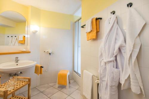 Hotel Das Gastein - ganzjährig inklusive Alpentherme Gastein & Sommersaison inklusive Gasteiner Bergbahnen的一间浴室