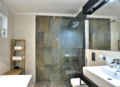 爱尔福特Altstadtrefugium Krämerbrücke的带淋浴和盥洗盆的浴室