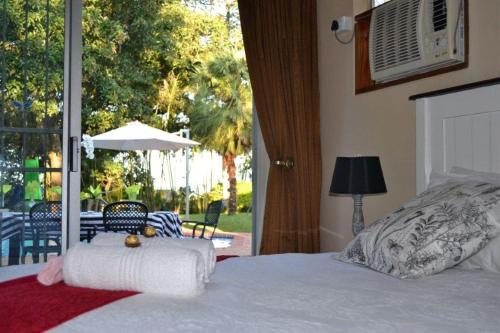 姆通济尼Hunters B&B的一间卧室配有一张床,享有庭院的景色