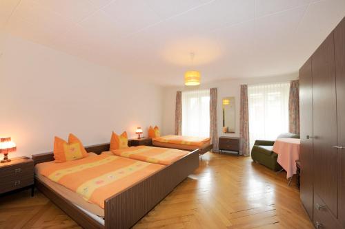 Cressier克鲁瓦-布兰奇酒店的一间卧室,配有两张床