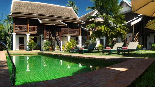 琅勃拉邦梅朵精品别墅酒店的房屋前有游泳池的房子