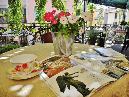 伊塞奥伊塞奥拉瓦兰达住宿加早餐旅馆的一张桌子,上面放着花瓶和杂志