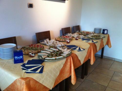 布亚Agriturismo San Floreano的一组桌子,上面有食物盘