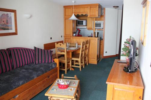 葱仁谷Résidence Montana Premier的客厅配有沙发和桌子
