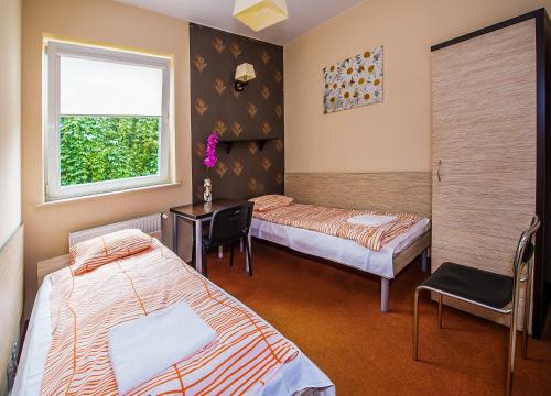 拉辛扬科夫斯基酒店的客房设有两张床和窗户。