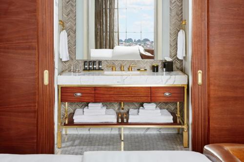 萨加摩尔巴尔的摩酒店的一间浴室