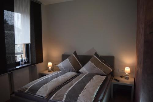 MerchweilerHotel - Bistro - 3-Eck的卧室配有带枕头的床铺和窗户。