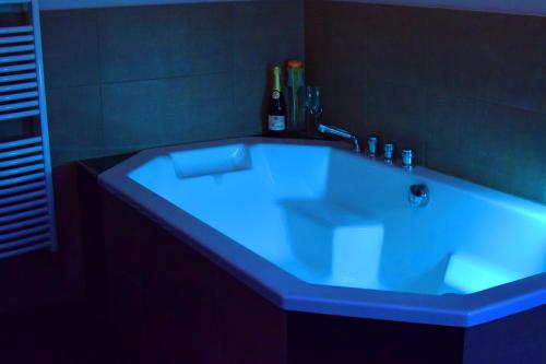 MerchweilerHotel - Bistro - 3-Eck的浴室设有蓝色灯光浴缸。