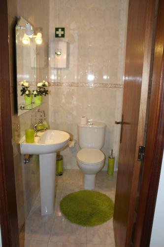 波尔蒂芒Villa Figueira的浴室配有白色卫生间和盥洗盆。