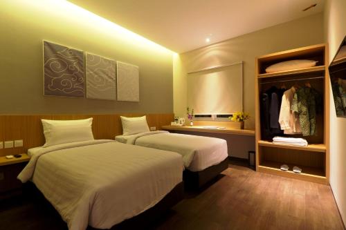 井里汶井里汶芬酒店的酒店客房设有两张床和一个衣柜。