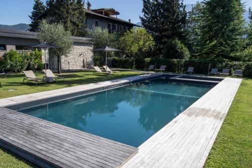 加尔达湖滨Verdepiano Bed & Camping的一座房子的院子内的游泳池