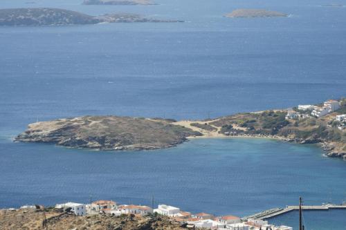 巴特斯欧Elpida Andros的水体中间的一个岛屿