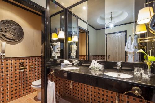 梅里达伊露尼翁梅里达宫酒店的一间带两个盥洗盆和卫生间的浴室