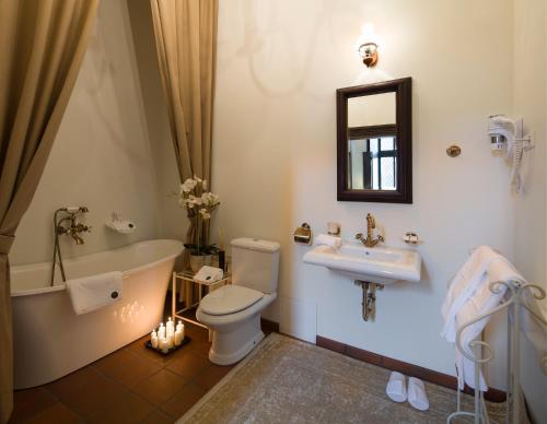 考纳斯蒙特帕斯酒店的带浴缸、卫生间和盥洗盆的浴室