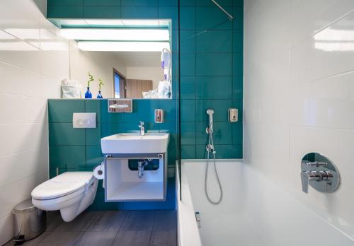 希欧福克健康及商务游艇酒店的浴室配有卫生间、盥洗盆和淋浴。