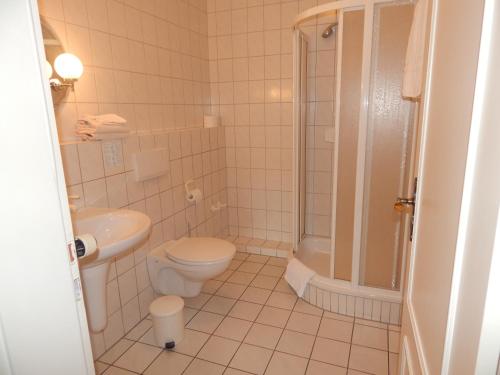 WeddingstedtKoll´s Gasthof的白色的浴室设有卫生间和淋浴。